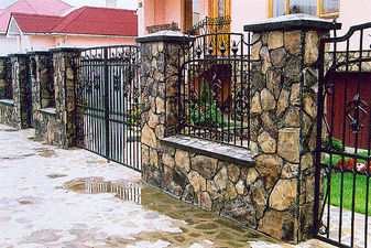 Облицовка забора натуральным камнем. — АУРУМ групп Облицовка забора натуральным камнем. — АУРУМ групп