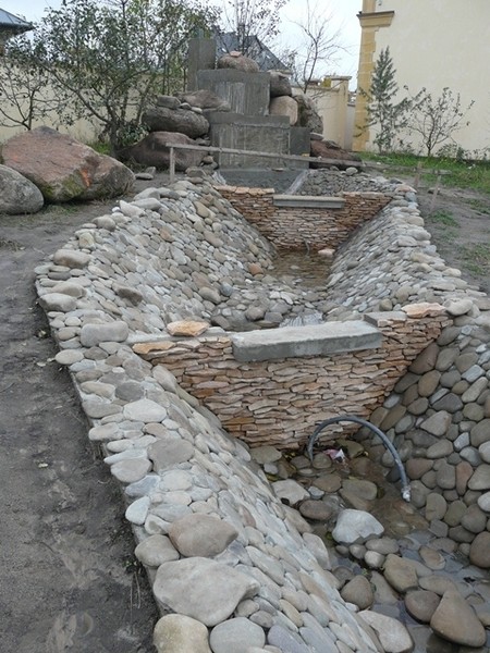 Облицовка водоемов природным камнем