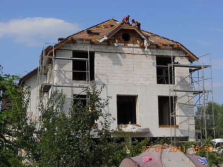 Дах із цементно-пісчаної черепиці.