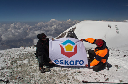 Флаг ЭСКАРО на Эльбрусе