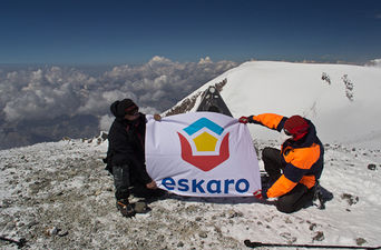 Флаг ЭСКАРО на Эльбрусе &mdash; Eskaro Ukraine