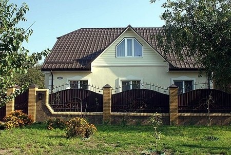 Дом под металлочерепицей КРОН
