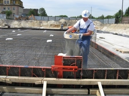 Устройство проникающей гидроизоляции фундаментной плиты методом посыпки