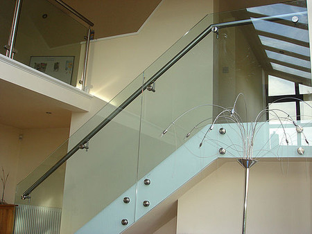 перила ограждения из нержавеющей стали и стекла