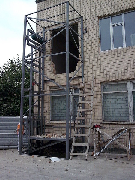 Подъёмник грузовой  `ПРИСТАВНОЙ`