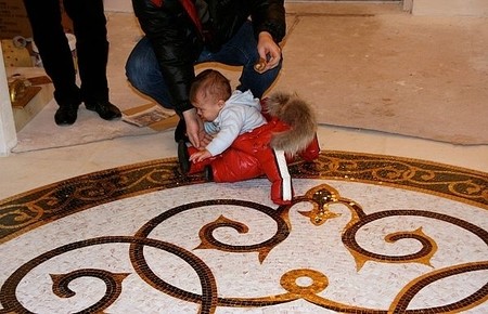 Золотая розетка на пол