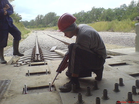 Монтаж анкерів в попередньо підготовлені отвори