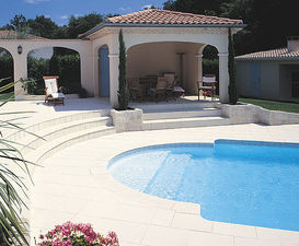 Брусчатка под старину, бордюры и ступени не нагреваются на солнце &mdash; Галерея бассейнов