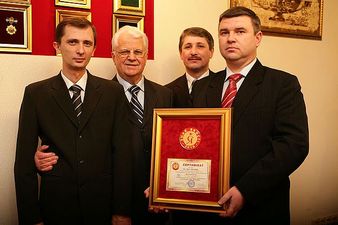 Вручение диплома ЗНАК КАЧЕСТВА первым президентом Украины Кравчуком Л.М. — Проминь Вручение диплома ЗНАК КАЧЕСТВА первым президентом Украины Кравчуком Л.М. — Проминь