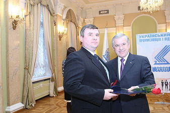 Президент УСПП А.К. Кінах вручає диплом «Правофлангові української економіки» — Проминь Президент УСПП А.К. Кінах вручає диплом «Правофлангові української економіки» — Проминь