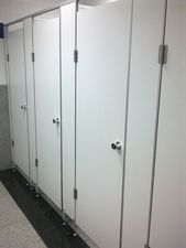 Туалетные перегородки из HPL — Скай Констракшн Туалетные перегородки из HPL — Скай Констракшн