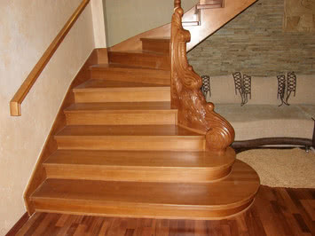Изготовление лестниц и комплектующих из древесины.