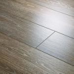 Tarkett Vintage это ламинат с 4мя сторонними фасками. Ламинат Tarkett Vintage подходит для домашних и коммерческих помещений со средней степенью хождения. Благодаря высококачественному износостойкому верхнему слою, ламинат Tarkett Vintage не оставляе